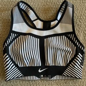 Nike FE/NOM Flyknit sports bra